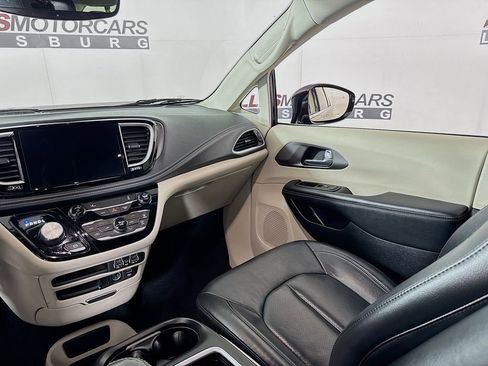 Used 2022 Chrysler Pacifica Touring-L FWD image 23