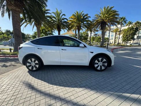 Used 2021 Tesla Model Y Long Range AWD/4WD image 4