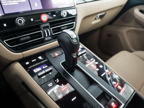 Certified 2025 Porsche Macan image 18