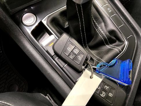 Used 2024 Volkswagen Tiguan SE image 31