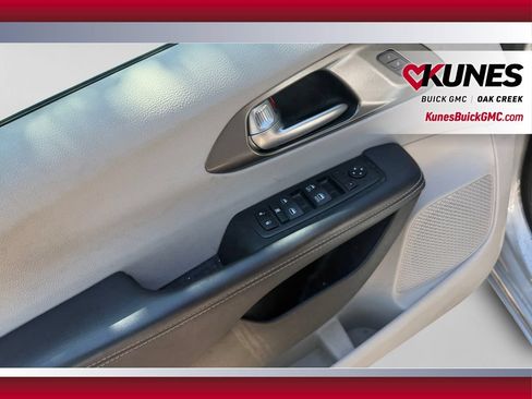 Used 2024 Chrysler Pacifica Touring-L FWD image 21