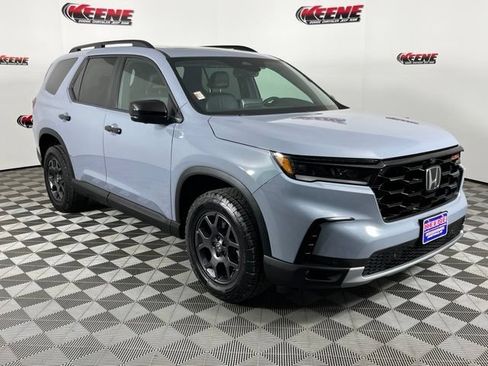 Used 2025 Honda Pilot TrailSport image 2