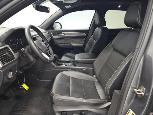 Used 2023 Volkswagen Atlas Cross Sport SE w/ Panoramic Sunroof Package FWD image 4
