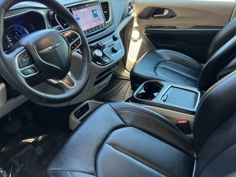 Used 2024 Chrysler Pacifica Limited FWD image 10
