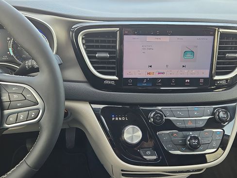 Used 2024 Chrysler Pacifica Touring-L image 9