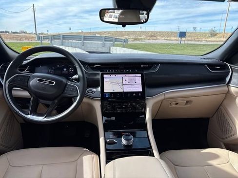 Used 2023 Jeep Grand Cherokee Limited w/ Black Appearance Package image 12