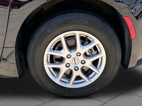 Used 2024 Chrysler Pacifica Touring-L FWD image 11