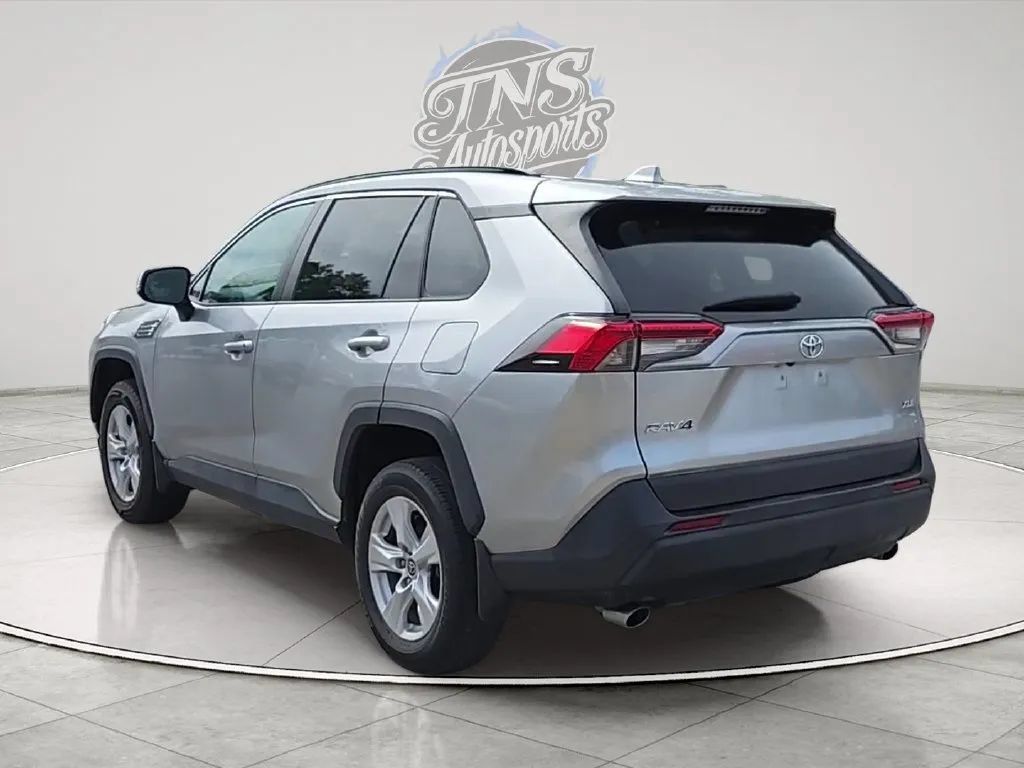 Used 2021 Toyota RAV4 XLE w/ Convenience Package FWD image 7