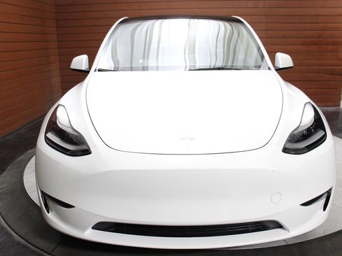 Used 2023 Tesla Model Y Long Range image 3