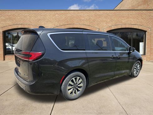 Used 2023 Chrysler Pacifica Touring-L FWD image 3