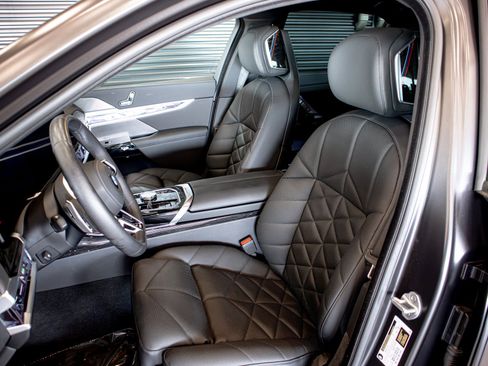Used 2025 BMW 740i w/ Premium Package RWD image 6