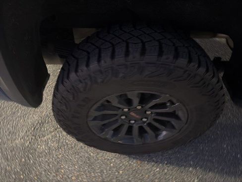 Used 2023 GMC Sierra 1500 AT4X image 9