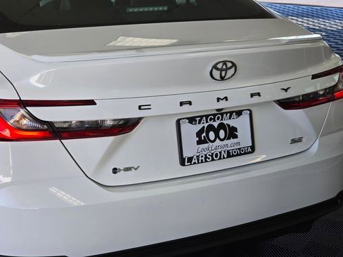 Used 2025 Toyota Camry SE image 12