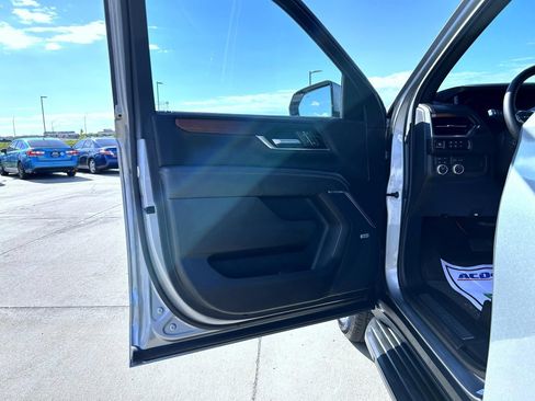 Used 2025 GMC Yukon XL Denali AWD/4WD image 9
