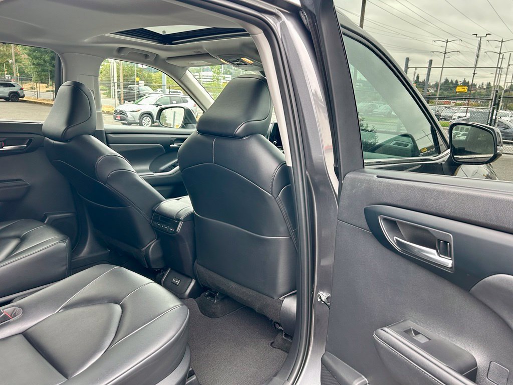 Used 2023 Toyota Highlander XLE AWD/4WD image 14