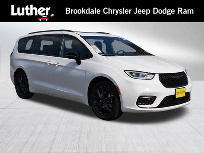 New 2026 Chrysler Pacifica Limited w/ S Appearance Package