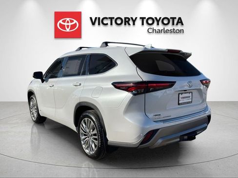 New 2026 Toyota Highlander Platinum AWD/4WD image 3