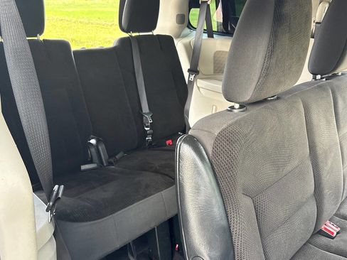 Used 2018 Dodge Grand Caravan SE w/ UConnect Hands-Free Group image 40
