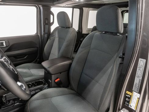 Used 2025 Jeep Wrangler Unlimited Sahara AWD/4WD image 10