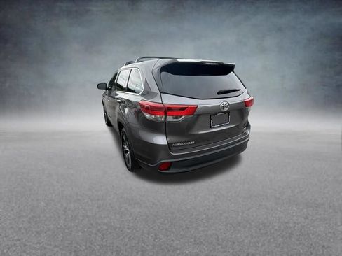 Used 2019 Toyota Highlander LE AWD/4WD image 3