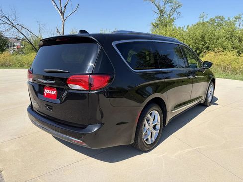 Used 2018 Chrysler Pacifica Touring-L w/ Tire & Wheel Group FWD image 8
