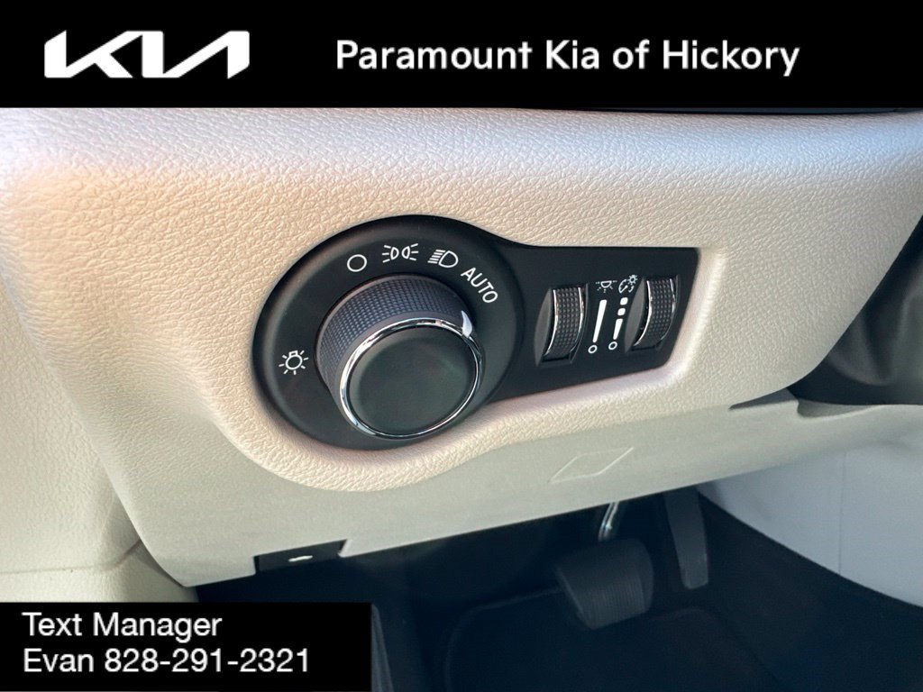 Used 2023 Chrysler Voyager LX FWD image 17