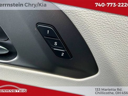 Used 2021 Chrysler Pacifica Touring-L image 15