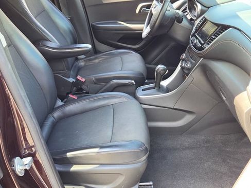 Used 2020 Chevrolet Trax LT w/ LT Convenience Package FWD image 19