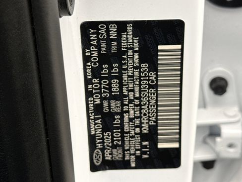 Used 2025 Hyundai Venue Limited image 12