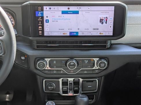 New 2025 Jeep Gladiator Sport image 18