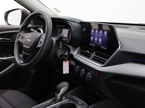 Used 2025 Chevrolet Trax LS FWD image 35