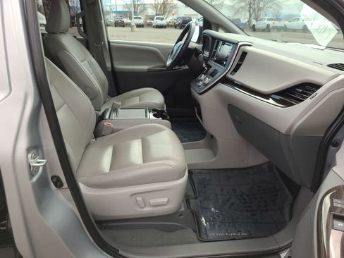 Used 2020 Toyota Sienna XLE image 22
