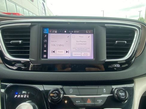 Used 2023 Chrysler Voyager LX FWD image 21