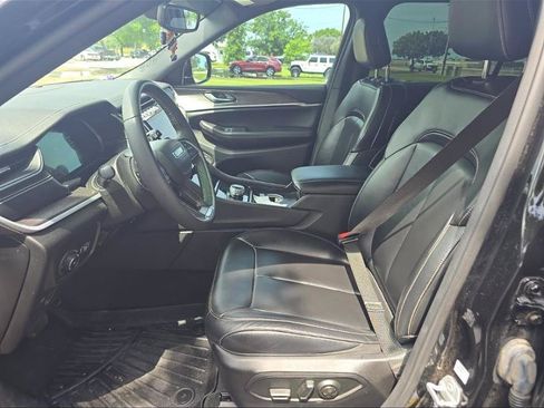 Used 2024 Jeep Grand Cherokee L Limited w/ Black Appearance Package RWD image 3
