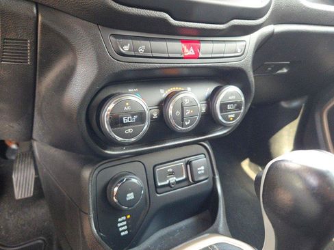 Used 2017 Jeep Renegade Limited AWD/4WD image 23