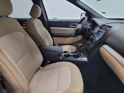 Used 2017 Ford Explorer XLT image 21