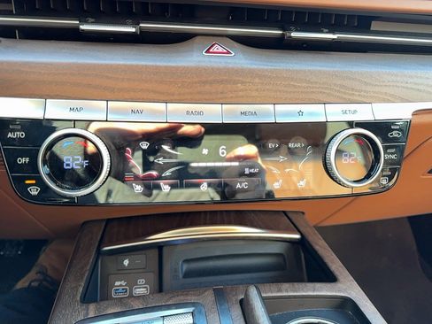 Used 2023 Genesis G80 image 30