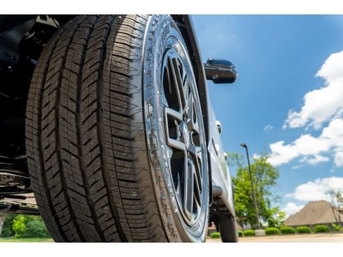 Used 2026 Toyota Tundra Limited AWD/4WD image 9
