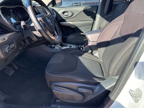 Used 2017 Jeep Cherokee Latitude w/ Cold Weather Group image 11