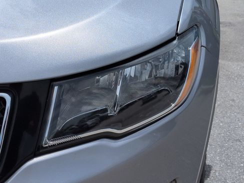 Used 2019 Jeep Compass Latitude FWD image 10