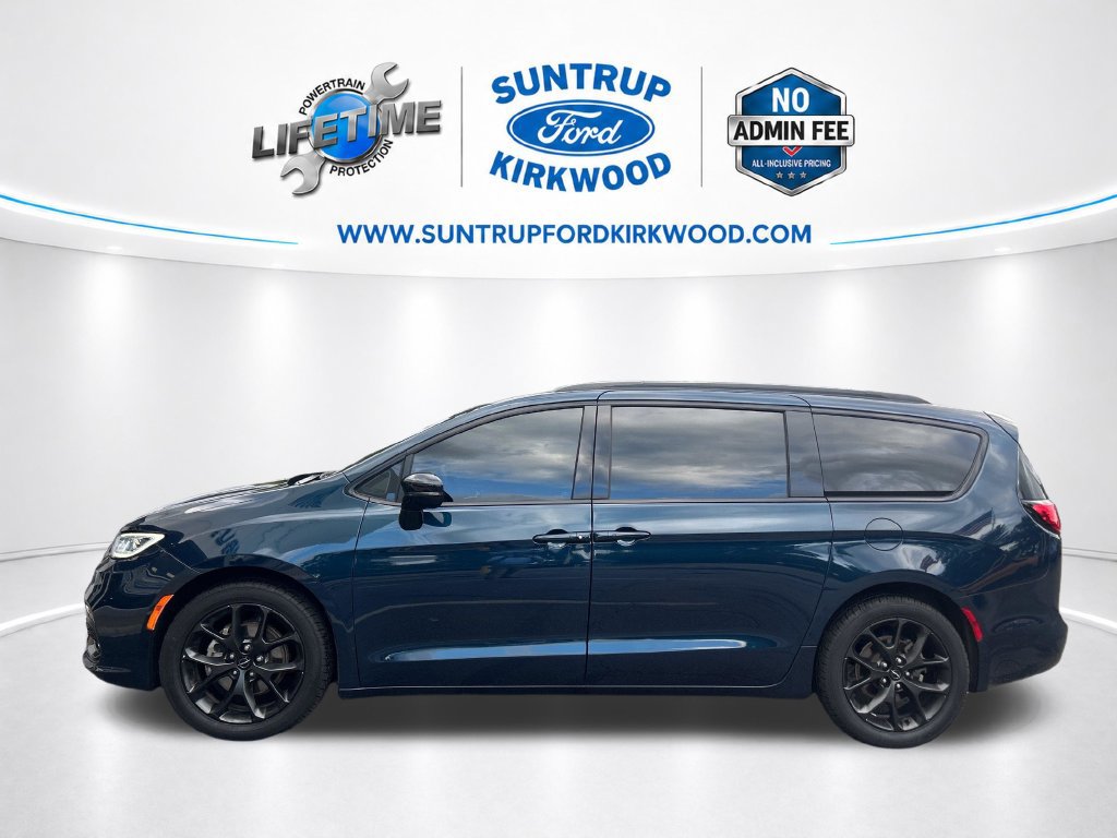 Used 2025 Chrysler Pacifica Limited FWD image 2