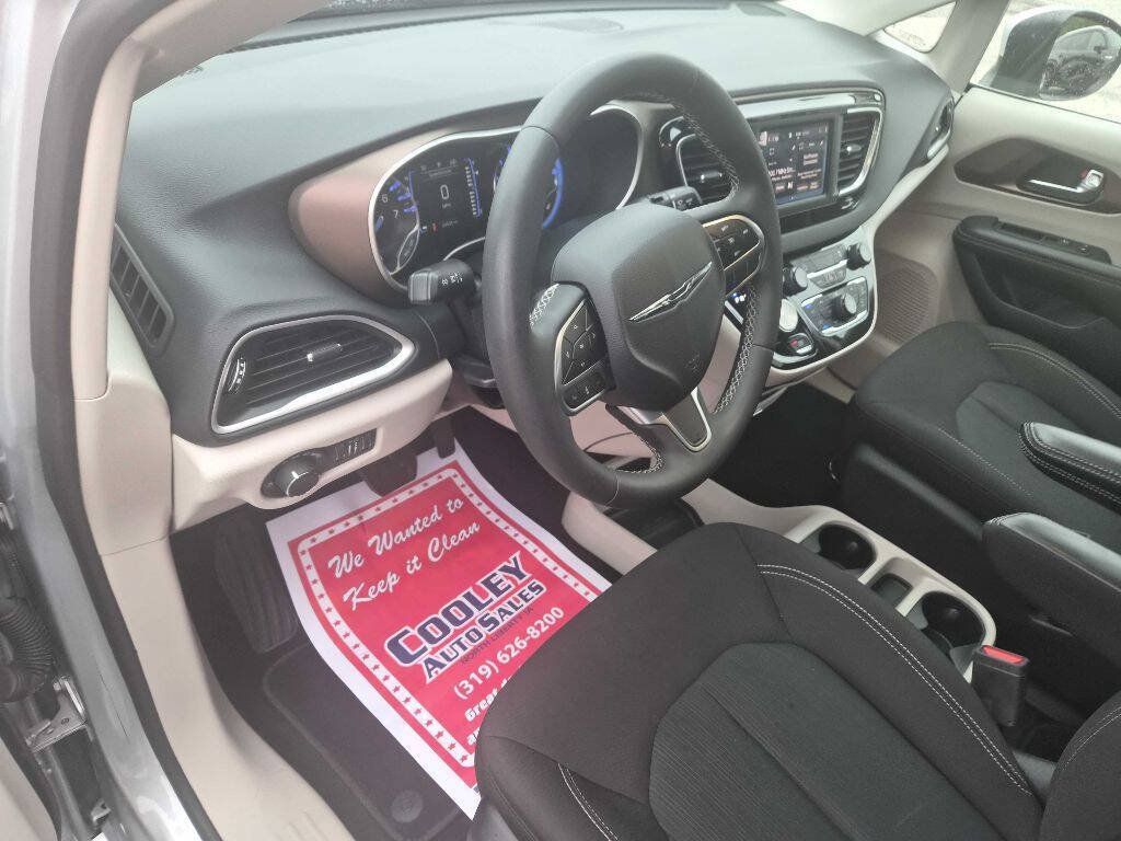 Used 2023 Chrysler Voyager LX FWD image 6