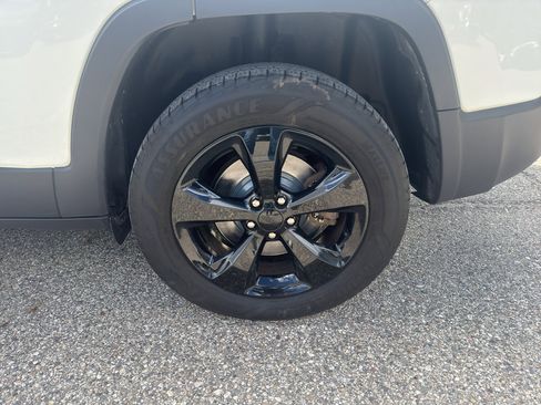 Used 2019 Jeep Cherokee Latitude w/ Cold Weather Group AWD/4WD image 7