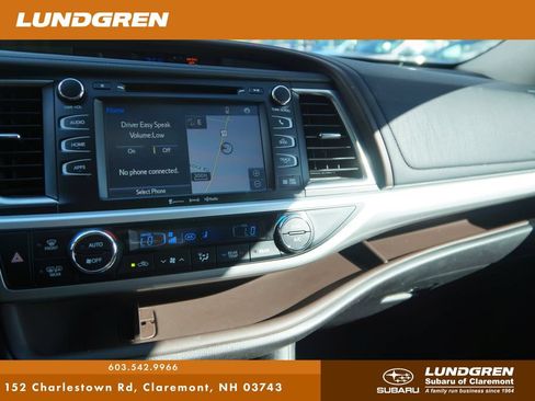 Used 2018 Toyota Highlander XLE w/ Carpet Mat Package (TMS) AWD/4WD image 21
