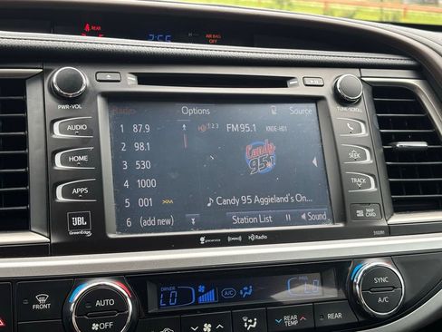 Used 2019 Toyota Highlander Limited Platinum FWD image 21