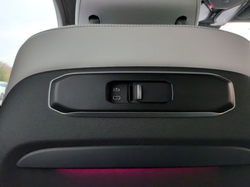 Certified 2025 BMW X7 xDrive40i w/ M Sport Package image 38