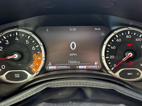 Used 2018 Jeep Renegade Altitude w/ UConnect 8.4 Nav Group FWD image 16