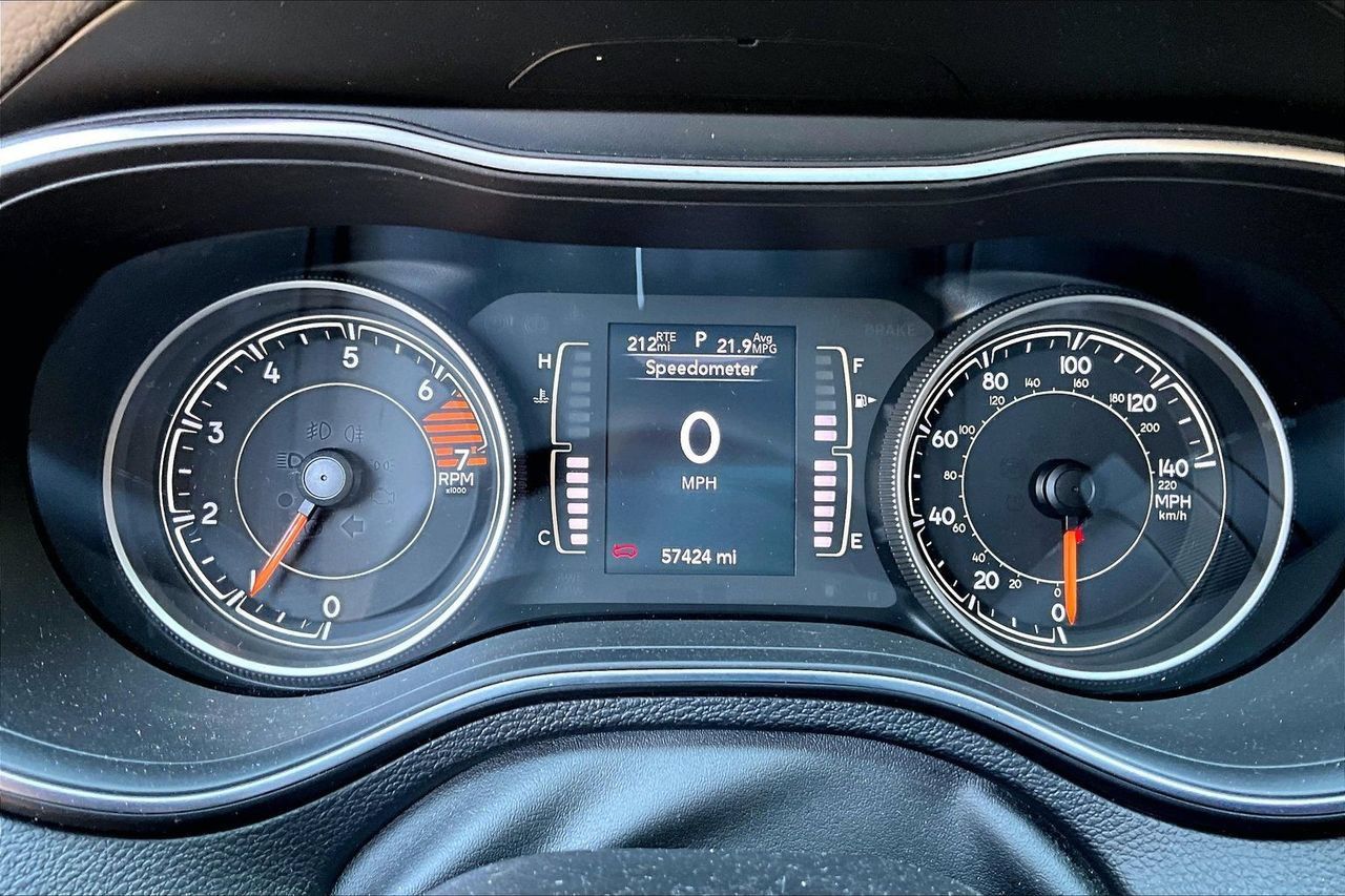 Used 2019 Jeep Cherokee Latitude Plus w/ Comfort/Convenience Group FWD image 12