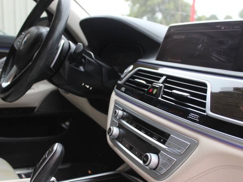 Used 2022 BMW 740i xDrive AWD/4WD image 27