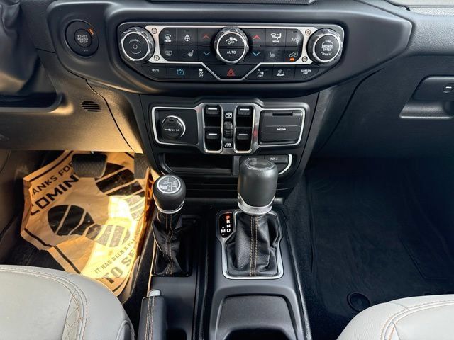 Used 2023 Jeep Wrangler Unlimited Sahara AWD/4WD image 16
